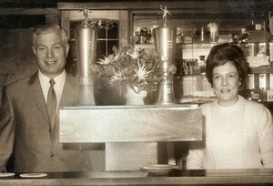 Willi Bormacher mit seiner Frau Maria am Tresen seiner Gaststätte