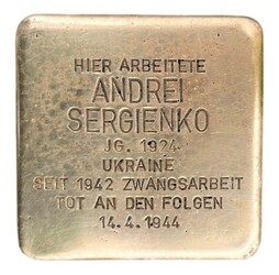 Stolperstein mit der Inschrift: Hier arbeitete Andrei Sergienko, JG. 1924, Ukraine, Seit 1942 Zwangsarbeot, Tot an den Folgen 14.4.1944